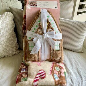 NEW WITH TAGS Cupcakes & Cashmere Faux Fur Gingerbread House Blanket & Pillow